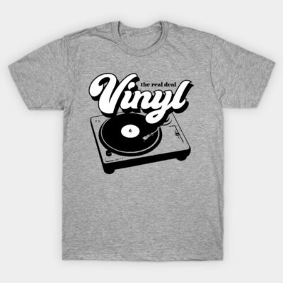 Gray t-shirt with "Vinyl" graphic, featuring a turntable design. Casual style, perfect for music lovers. Cotton material.
