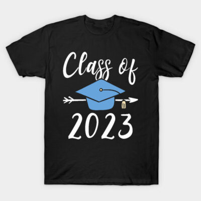 Black "Class of 2023" T-shirt with blue graduation cap graphic, ideal for graduation ceremonies and celebrations.