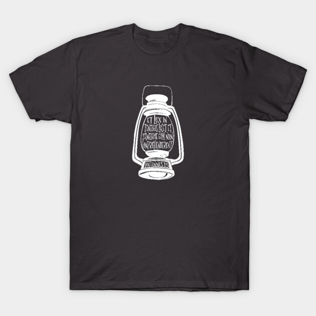 Charcoal gray t-shirt with white lantern graphic and Latin text, casual style, cotton material, ideal for everyday wear.
